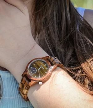 Découvrez la Montre Femme Zébrano Verso : design français, bois écologique, garantie 2 ans. Livraison gratuite 48h. Commandez dès maintenant pour 99,00 €!