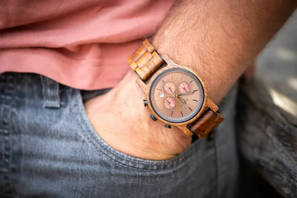 Découvrez la Montre Chronomètre Everest : design artisanal en bois de noyer, mouvement japonais Miyota, étanchéité 3 ATM. Livraison rapide en 48h.