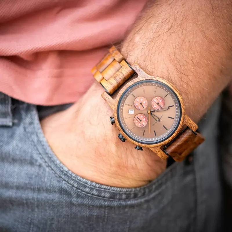 Découvrez la Montre Chronomètre Everest : design artisanal en bois de noyer, mouvement japonais Miyota, étanchéité 3 ATM. Livraison rapide en 48h.