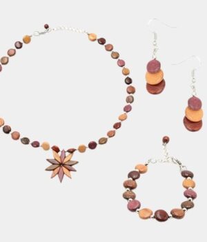 Parure de bijoux multicolore Floriane sur fond neutre, mettant en valeur les essences de bois : amarante, mûrier, néflier et palissandre.