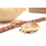 Cadran de montre en bois brun avec aiguilles rectangulaires