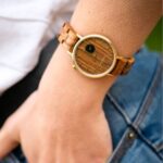 Montre femme en bois de noyer et cuir doré Paris par Essenciel