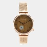 Montre gold rosé Paris portée avec une tenue citadine, soulignant son élégance et confort.