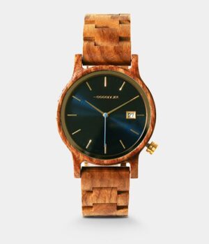 Détails dorés sur cadran de la montre Pegasus en bois de noyer