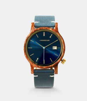 Gros plan sur le boîtier en bois de noyer de la montre homme bleu noyer Pegasus, mettant en valeur son élégance naturelle.