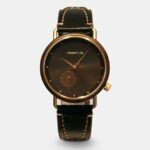 Montre Quantum en cuir et bois ébène, avec un élégant cadran noir. Un accessoire unique alliant style et sophistication.
