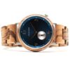 Montre homme en bois de noyer avec cadran bleu intense et bracelet interchangeable.