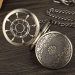 Montre Santa-Maria ouverte, révélant le mécanisme mécanique précis à l'intérieur.