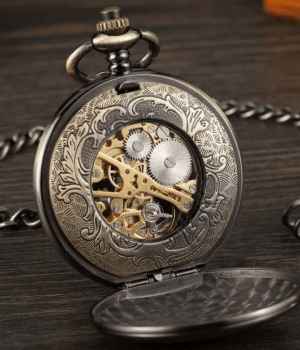 La montre à gousset Santa-Maria sur fond noir, accentuant son allure steampunk et sophistiquée.