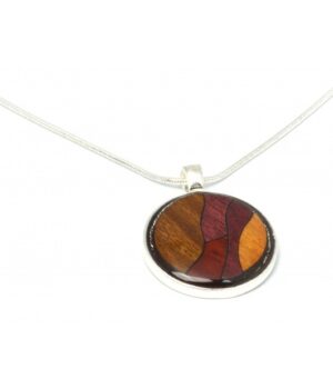 Zoom sur le bijou Luce : éclats de bois précieux recouverts de résine naturelle, montés sur un collier eco-friendly.