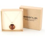 Collier pendentif Luce en bois travaillé à la main, mélange d’essences nobles comme amarante et palissandre.