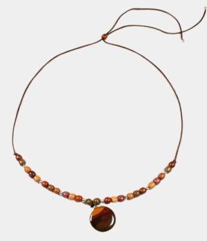 Pendentif artisanal en bois avec incrustations en marqueterie, fabriqué à la main avec des essences rares telles que l’amarante et le palissandre.