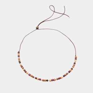 Collier en bois multicolore Fatya avec perles rondes et argentées sur fil de satin marron.