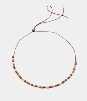 Collier en bois multicolore Fatya avec perles rondes et argentées sur fil de satin marron.