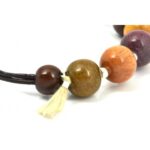 Collier ras-du-cou Loanne avec perles rondes multiboises, pompon, et cordon en cuir marron