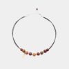Collier Loanne composé de perles en bois d’amarante, mûrier, néflier et palissandre.