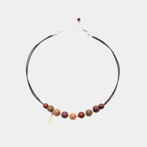 Collier Loanne composé de perles en bois d’amarante, mûrier, néflier et palissandre.