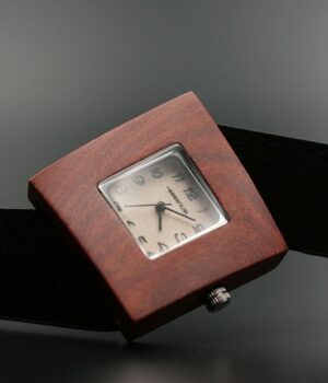 Montre femme en bois de Palissandre avec bracelet en cuir noir. Élégance naturelle et style intemporel pour chaque occasion.
