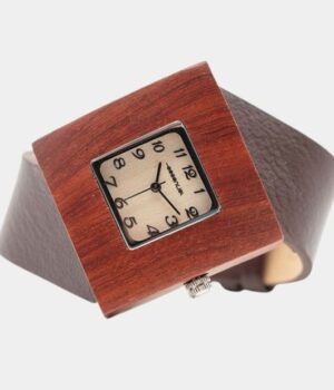 Découvrez notre montre en bois palissandre et cuir Square. Élégance artisanale garantie! Commandez dès maintenant pour une livraison rapide.