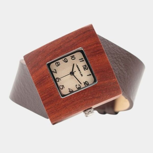 Découvrez notre montre en bois palissandre et cuir Square. Élégance artisanale garantie! Commandez dès maintenant pour une livraison rapide.