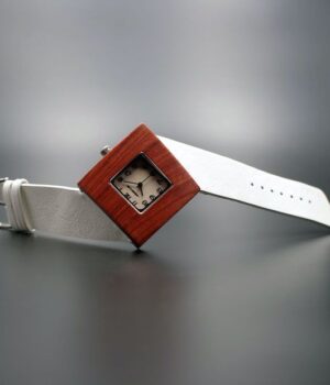 La montre femme en bois blanc Square allie style et durabilité. Profitez de la livraison en 48h. Commandez aujourd'hui !