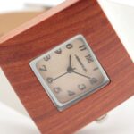 Optez pour un design unique avec la montre femme en bois blanc Square. Livraison offerte. Achetez dès maintenant !