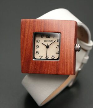 Découvrez l'élégance de la montre femme en bois blanc Square. Livraison rapide et gratuite. Ajoutez-la à votre collection dès maintenant !