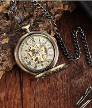 Mécanisme visible de la montre à gousset Soleila en action, révélant l'artisanat et la précision horlogère.