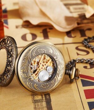 Découvrez le mouvement japonais raffiné, mis en valeur au dos du cadran. Une élégance qui se dévoile avec sophistication.