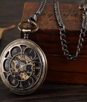 Montre à gousset Tom posée sur une table en bois pour un look vintage authentique