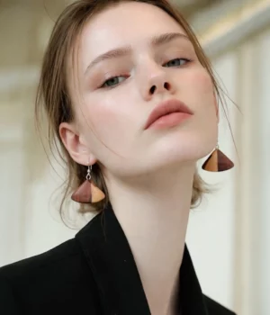 Alternative view of Boucles d'oreille triangle bois bicolore Athena