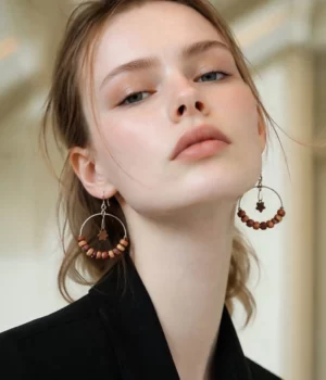 Alternative view of Boucles d'oreilles bois étoile Lena