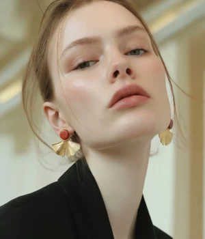 Alternative view of Boucles d'oreilles clou amarante ginkgo Fatia