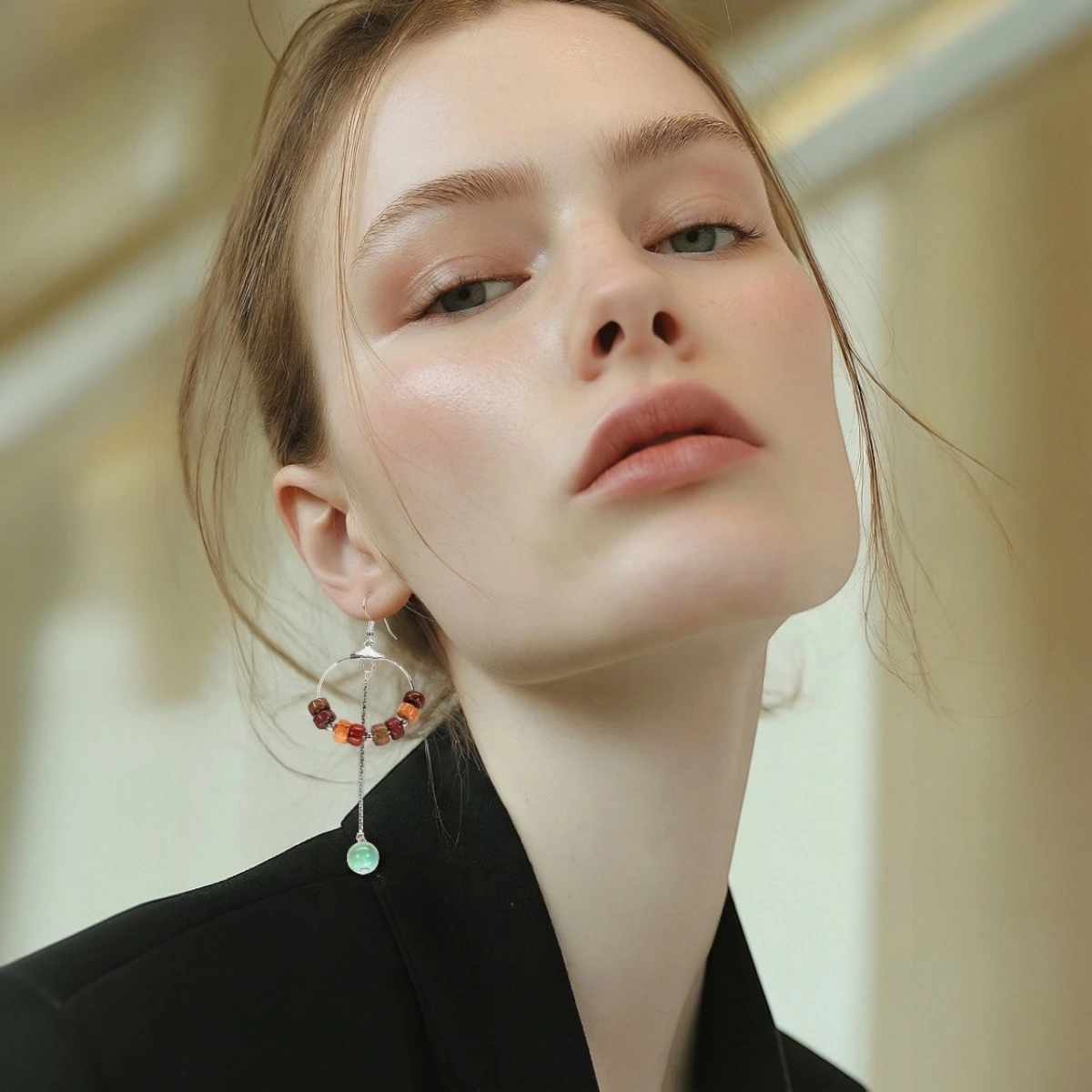 Boucles d'oreilles créole bleue turquoise et bois Mia – Image 2