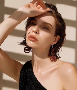 Alternative view of Boucles d'oreilles en acajou Marcia