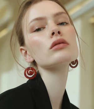 Alternative view of Boucles d'oreilles en acajou Neptunia