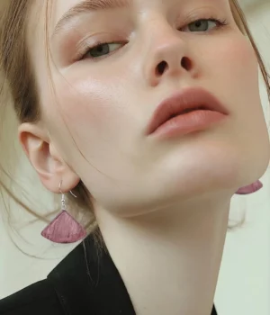 Alternative view of Boucles d'oreilles triangle amarante Athena