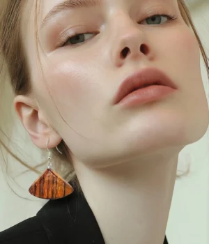 Alternative view of Boucles d'oreilles triangle en acajou Athéna