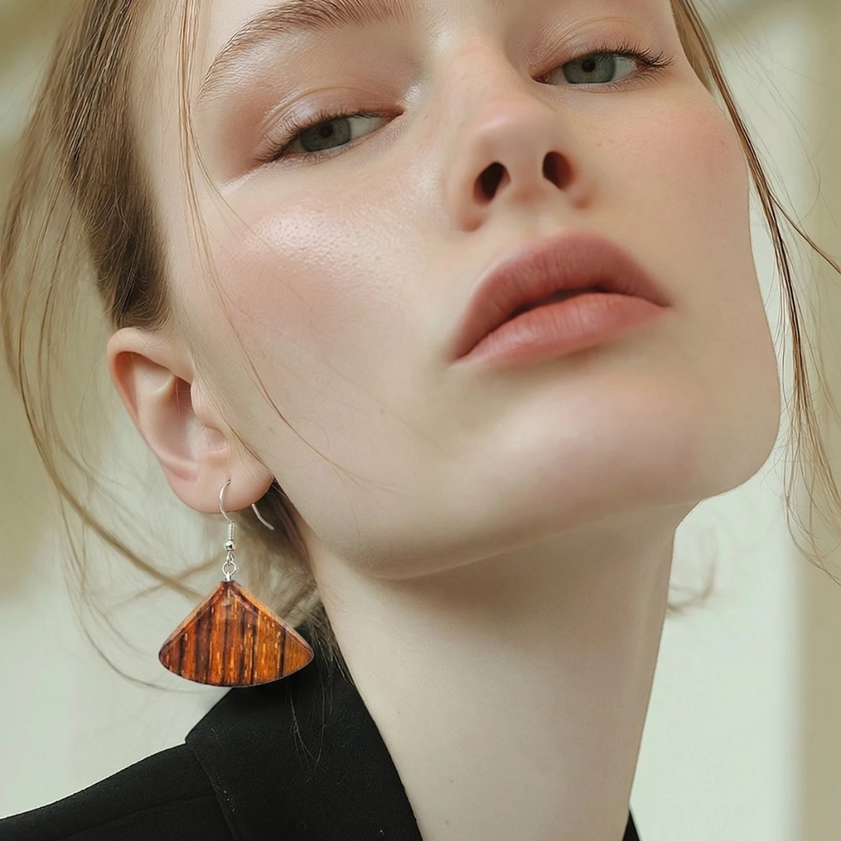 Boucles d'oreilles triangle en acajou Athéna – Image 2