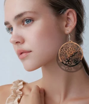 Alternative view of Boucles d'oreilles multi-fleurs bois bicolore Florya