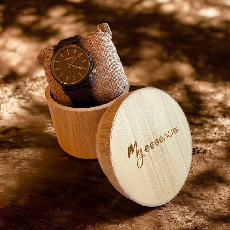 Coffret en ébène collection Elégant My Essenciel contenant une montre en bois homme posée sur son coussin en toile naturelle, avec maillons supplémentaires.