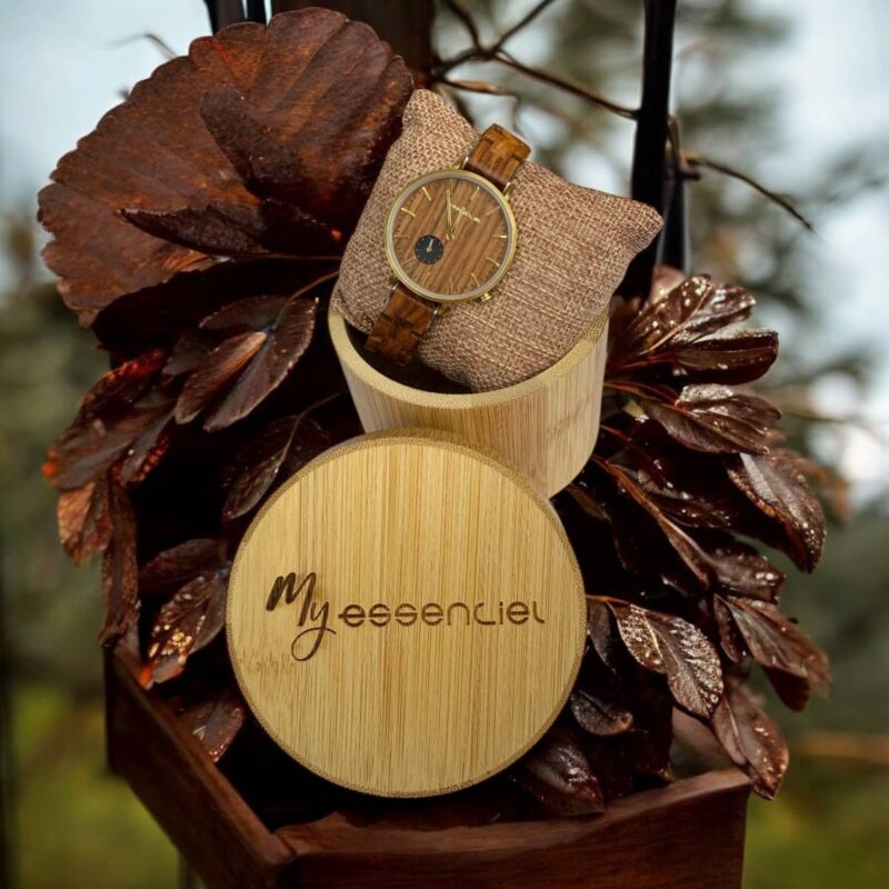 Coffret en bambou collection Paris My Essenciel contenant une montre en bois femme posée sur son coussin en toile naturelle, avec maillons supplémentaires.