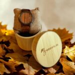 Coffret en pailssandre London Brown My Essenciel contenant une montre en bois homme posée sur son coussin en toile naturelle, avec maillons supplémentaires.