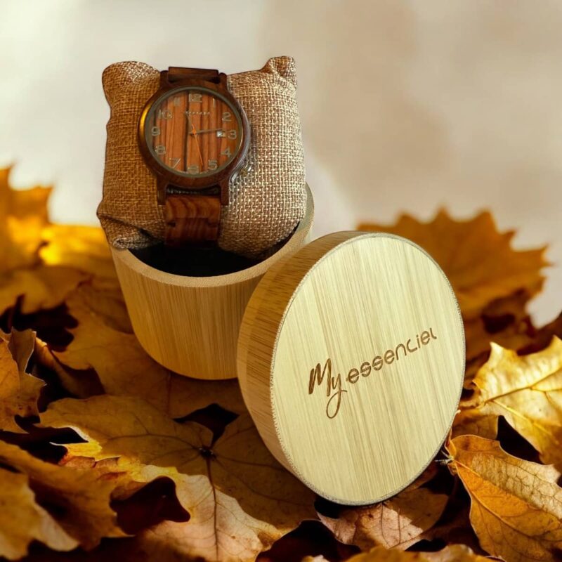 Coffret en pailssandre London Brown My Essenciel contenant une montre en bois homme posée sur son coussin en toile naturelle, avec maillons supplémentaires.