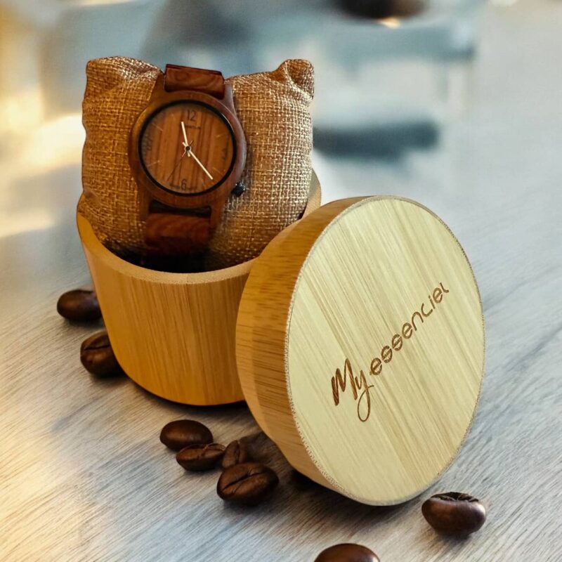 Coffret en palissandre Mars My Essenciel contenant une montre en bois homme posée sur son coussin en toile naturelle, avec maillons supplémentaires.