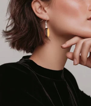 Alternative view of Boucles d'oreilles ovale en bois bicolore Maeva