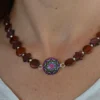 Collier artisanal en bois d'acajou et cabochon multicolore.