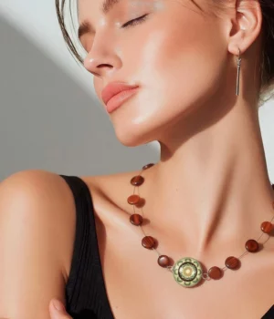 Alternative view of Collier bois acajou cabochon Aura