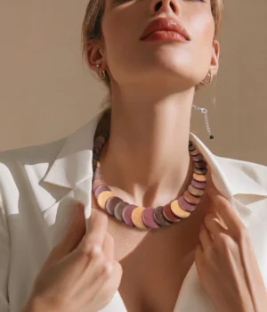 Alternative view of Collier bois multicolore Omega