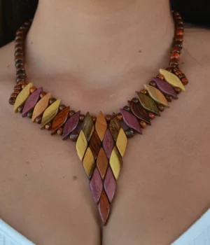 Alternative view of Collier en bois Néfertary